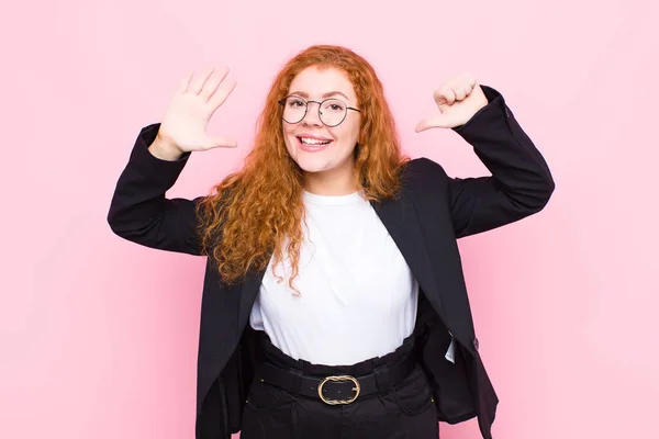 Junge Frau Mit Rotem Kopf Lächelt Und Schaut Freundlich Zeigt — Stockfoto