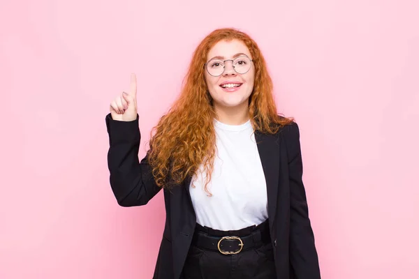 Junge Rote Kopf Frau Lächelt Fröhlich Und Glücklich Und Zeigt — Stockfoto