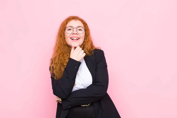 Genç Kızıl Saçlı Kadın Gülümsüyor Hayattan Zevk Alıyor Mutlu Arkadaş — Stok fotoğraf