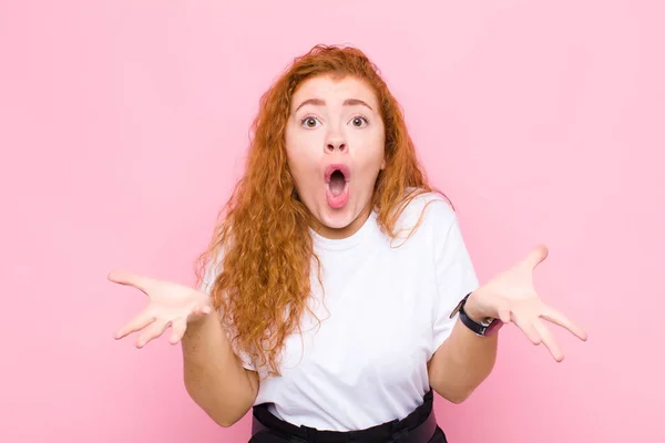 Junge Rote Kopf Frau Mit Offenem Mund Und Erstaunt Schockiert — Stockfoto