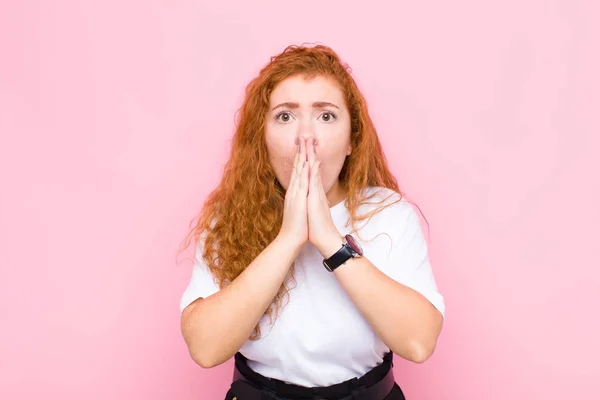 Genç Kızıl Saçlı Kadın Endişeli Üzgün Korkmuş Hissediyor Elleriyle Ağzını — Stok fotoğraf