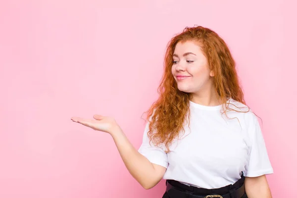 Giovane Donna Rossa Testa Sentirsi Felice Sorridente Casualmente Guardando Oggetto — Foto Stock