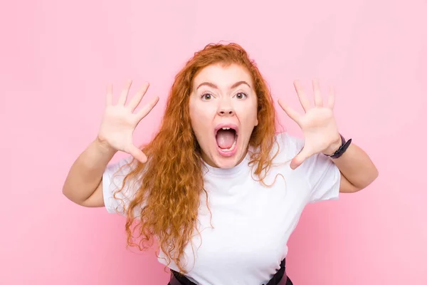 Joven Mujer Pelirroja Gritando Pánico Rabia Conmocionada Aterrorizada Furiosa Con — Foto de Stock