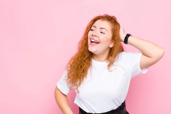 Joven Cabeza Roja Mujer Sonriendo Alegre Casualmente Tomando Mano Cabeza —  Fotos de Stock