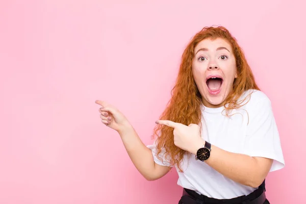 Joven Mujer Pelirroja Sintiéndose Alegre Sorprendida Sonriendo Con Una Expresión — Foto de Stock