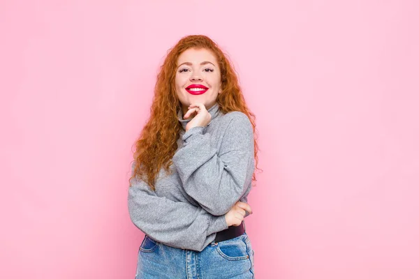 Jovem Mulher Cabeça Vermelha Olhando Feliz Sorrindo Com Mão Queixo — Fotografia de Stock