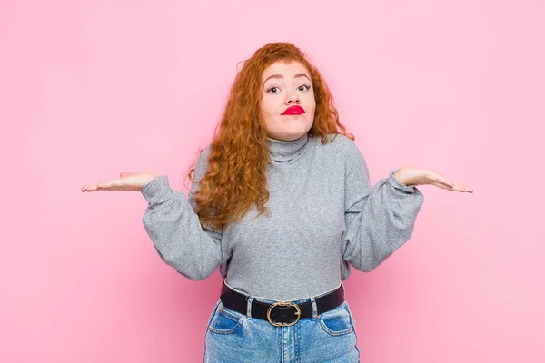 Junge Rote Kopf Frau Verwirrt Und Verwirrt Zweifelnd Gewichtung Oder — Stockfoto