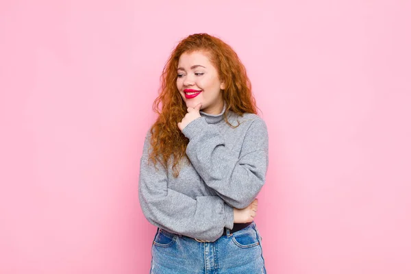 Jovem Mulher Cabeça Vermelha Sorrindo Com Uma Expressão Feliz Confiante — Fotografia de Stock