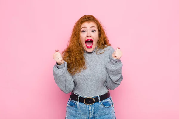 Junge Rote Kopf Frau Ist Schockiert Aufgeregt Und Glücklich Lacht — Stockfoto