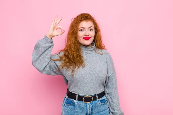 Joven Cabeza Roja Mujer Sintiéndose Feliz Relajado Satisfecho Mostrando Aprobación —  Fotos de Stock