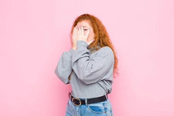 Jeune Femme Tête Rouge Couvrant Visage Avec Les Mains Regardant — Photo