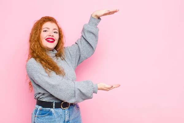 Joven Cabeza Roja Mujer Sonriendo Sintiéndose Feliz Positiva Satisfecha Sosteniendo — Foto de Stock