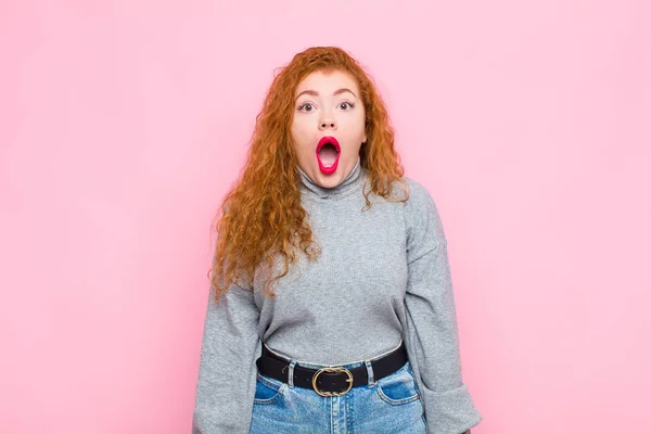 Junge Rote Kopf Frau Sieht Sehr Schockiert Oder Überrascht Aus — Stockfoto