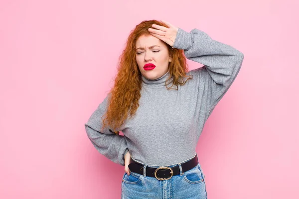 Junge Rote Kopf Frau Sieht Gestresst Müde Und Frustriert Aus — Stockfoto