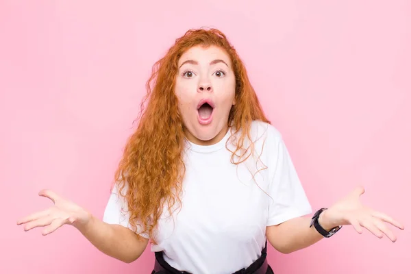 Junge Rote Kopf Frau Fühlt Sich Extrem Schockiert Und Überrascht — Stockfoto