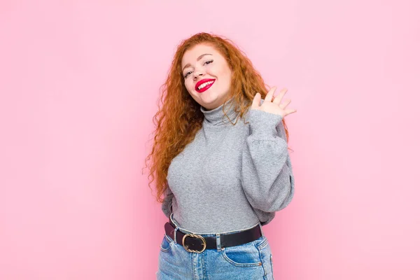 Joven Mujer Pelirroja Sonriendo Feliz Alegremente Saludándote Con Mano Dándote —  Fotos de Stock