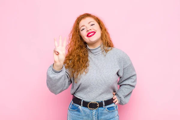 Junge Rote Kopf Frau Lächelt Und Sieht Freundlich Zeigt Nummer — Stockfoto