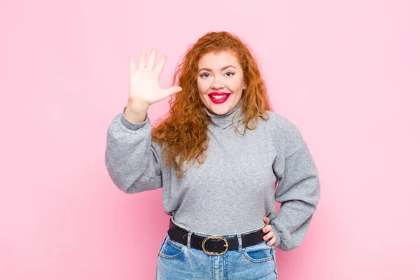 Jovem Mulher Cabeça Vermelha Sorrindo Olhando Amigável Mostrando Número Cinco — Fotografia de Stock