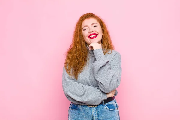 Joven Mujer Pelirroja Sonriendo Disfrutando Vida Sintiéndose Feliz Amistosa Satisfecha —  Fotos de Stock