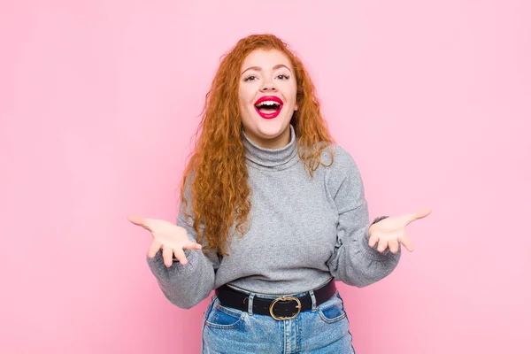 Joven Cabeza Roja Mujer Sintiéndose Feliz Asombrado Afortunado Sorprendido Como — Foto de Stock