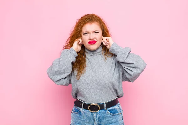 Ung Röd Huvud Kvinna Ser Arg Stressad Och Irriterad Täcker — Stockfoto