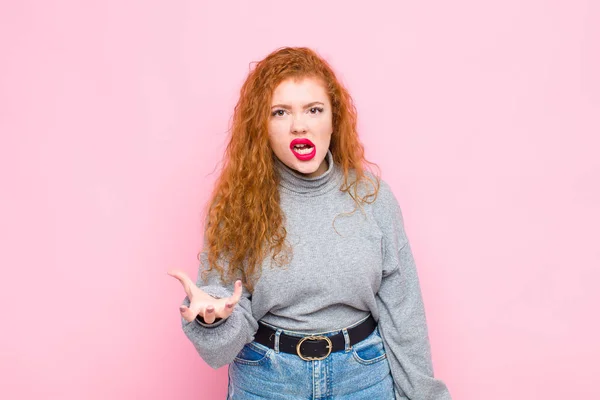 Jovem Mulher Cabeça Vermelha Olhando Irritado Irritado Frustrado Gritando Que — Fotografia de Stock