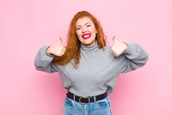 Joven Cabeza Roja Mujer Sonriendo Ampliamente Buscando Feliz Positivo Seguro —  Fotos de Stock