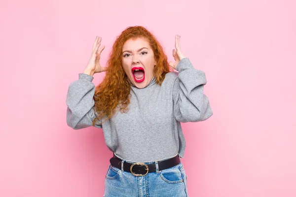 Junge Rote Kopf Frau Schreit Mit Den Händen Die Luft — Stockfoto