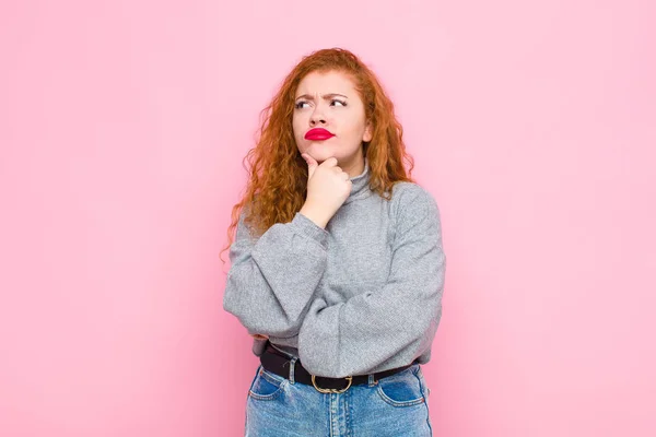 Junge Rote Kopf Frau Denkt Fühlt Sich Zweifelhaft Und Verwirrt — Stockfoto