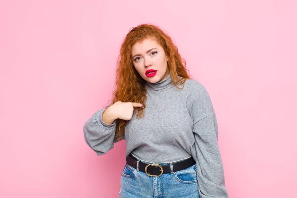 Joven Cabeza Roja Mujer Sintiéndose Confundido Perplejo Inseguro Señalando Uno — Foto de Stock