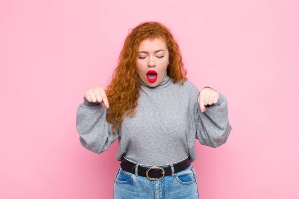 Junge Rote Frau Mit Offenem Mund Die Mit Beiden Händen — Stockfoto