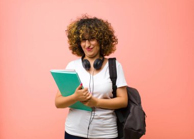 Genç ve güzel bir kız öğrenci gururlu, yaramaz ve kibirli. Şeytani bir plan yaparken ya da pembe duvara karşı bir numara düşünürken.