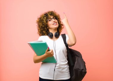 Harika bir fikrin farkına varıp pembe duvara karşı 