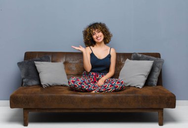 Genç, güzel bir kadın neşeyle gülümsüyor, mutlu hissediyor ve fotokopi odasında bir konsept gösteriyor..