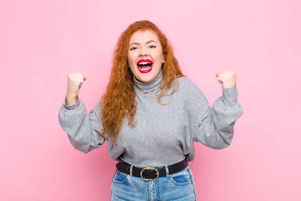 Junge Rote Kopf Frau Glücklich Positiv Und Erfolgreich Feiert Sieg — Stockfoto