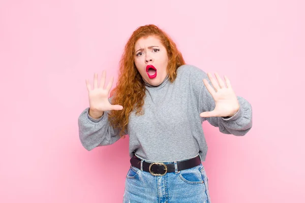 Junge Frau Mit Rotem Kopf Die Sich Verängstigt Fühlt Zurückweicht — Stockfoto