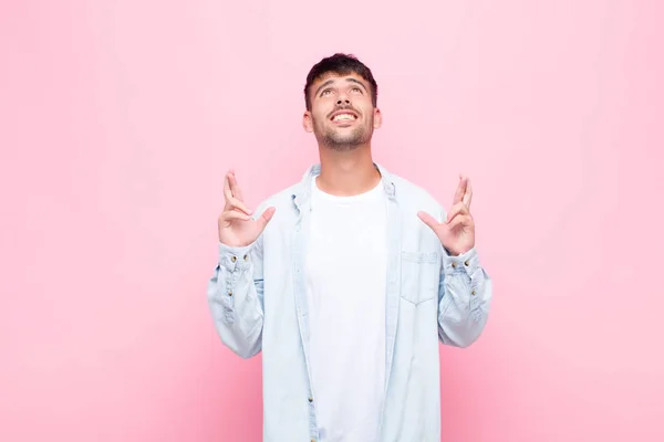 Jovem Homem Bonito Sorrindo Ansiosamente Cruzando Dois Dedos Sentindo Preocupado — Fotografia de Stock