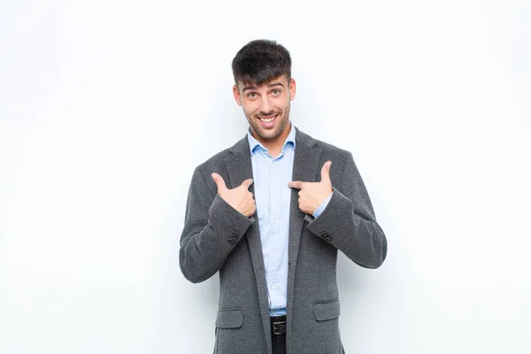 Jovem Homem Bonito Sentindo Feliz Surpreso Orgulhoso Apontando Para Mesmo — Fotografia de Stock