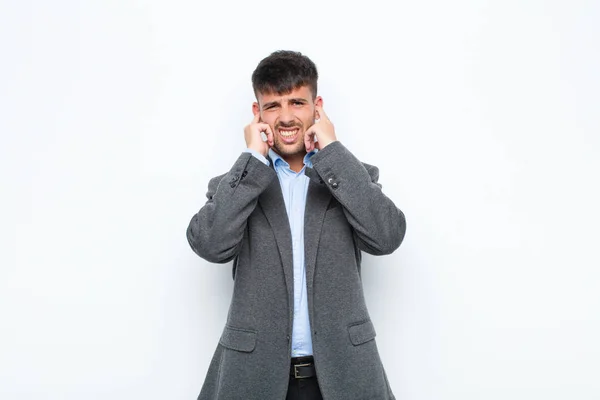 Jovem Homem Bonito Olhando Com Raiva Estressado Irritado Cobrindo Ambos — Fotografia de Stock