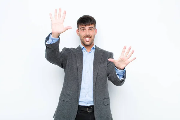 Jovem Bonito Homem Sorrindo Olhando Amigável Mostrando Número Dez Décimo — Fotografia de Stock