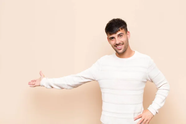 Joven Hombre Guapo Sintiéndose Feliz Alegre Sonriendo Dándole Bienvenida Invitándole — Foto de Stock