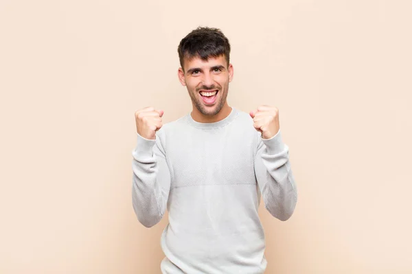 Joven Hombre Guapo Sentirse Feliz Sorprendido Orgulloso Gritando Celebrando Éxito —  Fotos de Stock