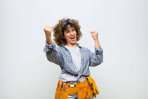 Jovem Dona Casa Mulher Gritando Triunfalmente Olhando Como Animado Feliz — Fotografia de Stock