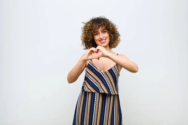 Jovem Mulher Bonita Sorrindo Sentindo Feliz Bonito Romântico Apaixonado Fazendo — Fotografia de Stock