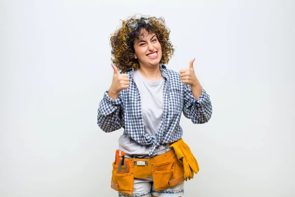 Jovem Dona Casa Mulher Sorrindo Amplamente Olhando Feliz Positivo Confiante — Fotografia de Stock