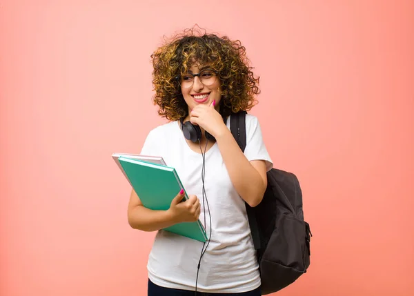 Joven Bonita Estudiante Sonriendo Con Una Expresión Feliz Segura Con —  Fotos de Stock