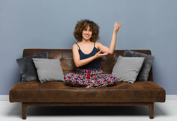 Joven Bonita Mujer Sonriendo Con Orgullo Confianza Sintiéndose Feliz Satisfecha — Foto de Stock