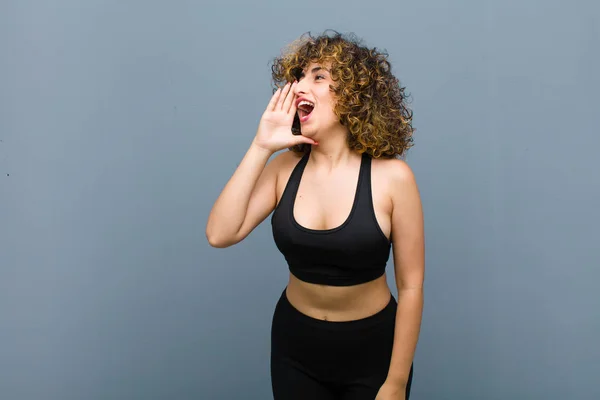 Jovem Esportes Vista Perfil Mulher Olhando Feliz Animado Gritando Chamando — Fotografia de Stock