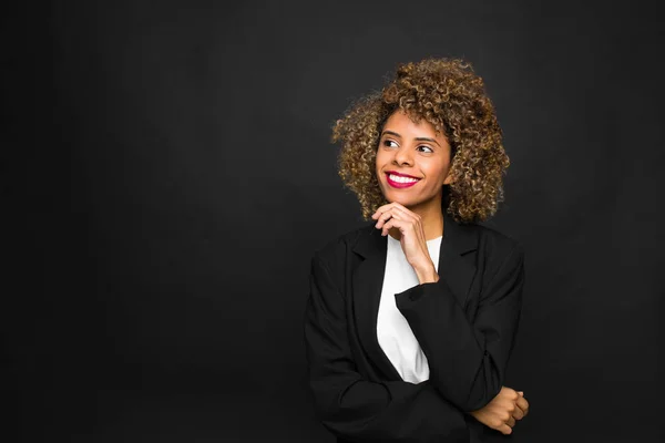 Jovem Mulher Afro Americana Contra Parede Plana — Fotografia de Stock