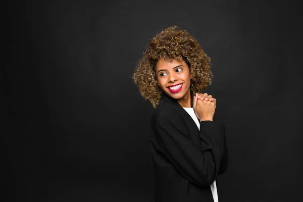 Düz Duvara Karşı Afro Amerikan Genç Kadın — Stok fotoğraf